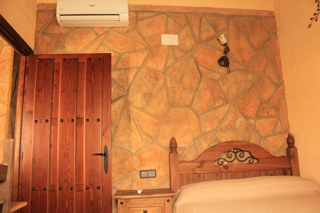 La Cueva Del Lince Guest House Zarza De Granadilla Room photo